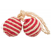 2 balles en sisal sur une corde