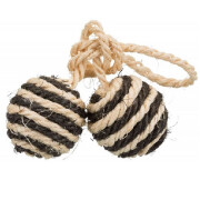 2 balles en sisal sur une corde 