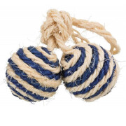 2 balles en sisal sur une corde 